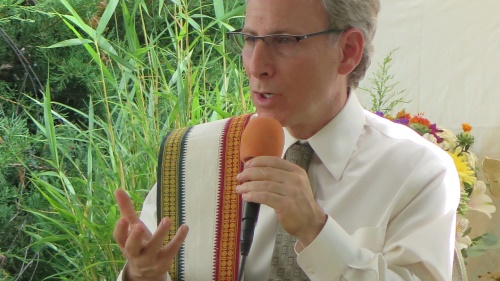 Dr. Marc Halpern hablando en el evento