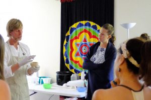 Curso de terapia de chakra basti (con harina)