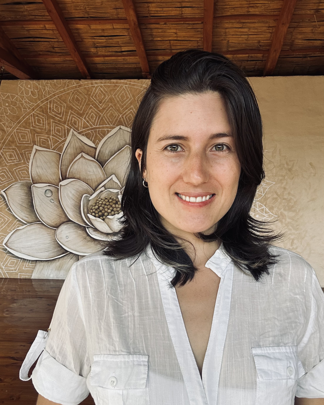 Deisi Elizabeth Lopez Noreña, especialista en medicina Ayurveda, en un entorno natural que refleja su práctica holística.